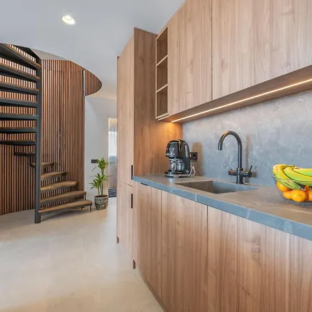 Luxury 3 Bdrm With Private Pool And Stunning Sea Views *