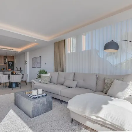 Luxury 3 Bdrm With Private Pool And Stunning Sea Views דירה