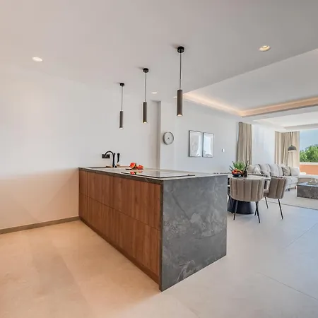 Luxury 3 Bdrm With Private Pool And Stunning Sea Views דירה