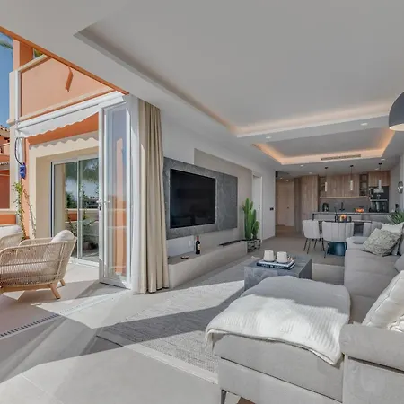 Luxury 3 Bdrm With Private Pool And Stunning Sea Views *