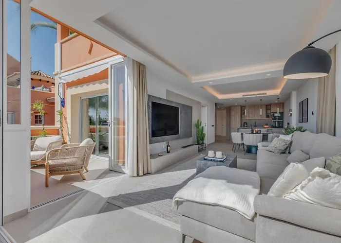 Luxury 3 Bdrm With Private Pool And Stunning Sea Views *