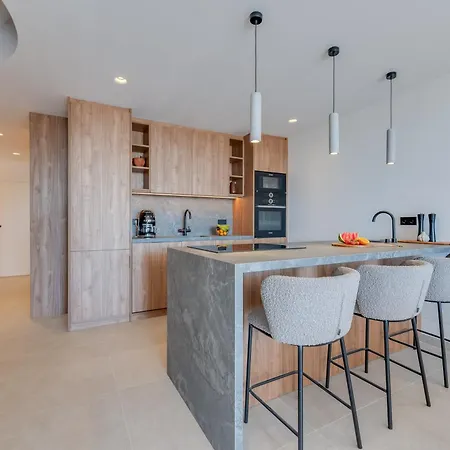 Luxury 3 Bdrm With Private Pool And Stunning Sea Views 公寓 马尔韦利亚