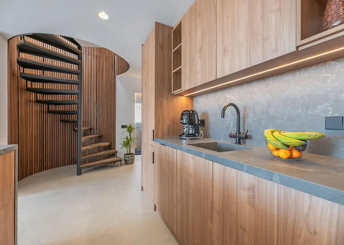 Luxury 3 Bdrm With Private Pool And Stunning Sea Views *